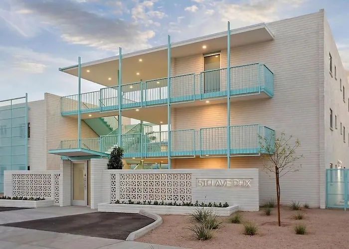 Modern Contemporary Living In Dtph - Poolside. Phoenix