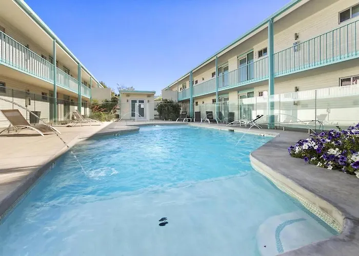 Modern Contemporary Living In Dtph - Poolside.