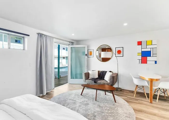 Modern Contemporary Living In Dtph - Poolside. Apartment Phoenix